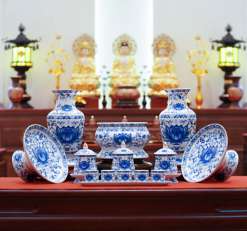 So sánh bát hương ở đình làng và tư gia